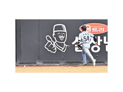프로야구 개막전 홈런이 이상하게 멀리 날라서 화제