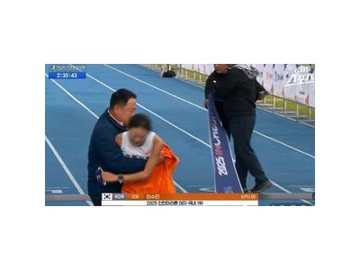 이수민 마라톤 우승 후 감독의 과한 신체 접촉 논란에 직접 입장을 밝혀